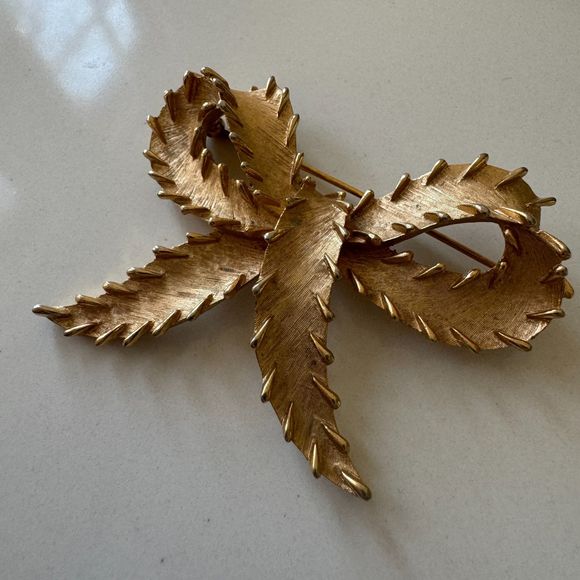 Vintage 1960s Crown Trifari Textured Gold Bow Brooch With Stitch Detail - Picture 4 of 9